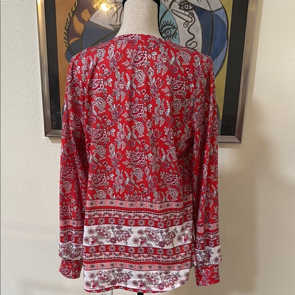 Chic Red Patterned Blouse - Picture 3 of 4